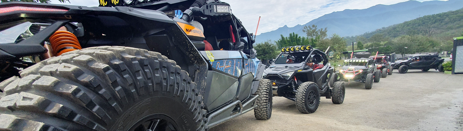 Vehículo Polaris RZR listo para iniciar recorrido off-road en la sierra