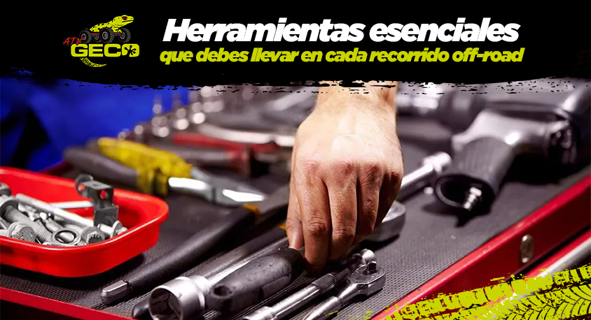 Kit de herramientas, banda de repuesto y equipo de recuperación organizado junto a un vehículo UTV en ruta de montaña.
