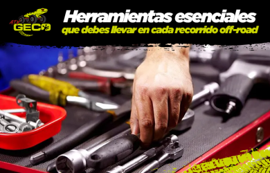 Kit de herramientas, banda de repuesto y equipo de recuperación organizado junto a un vehículo UTV en ruta de montaña.